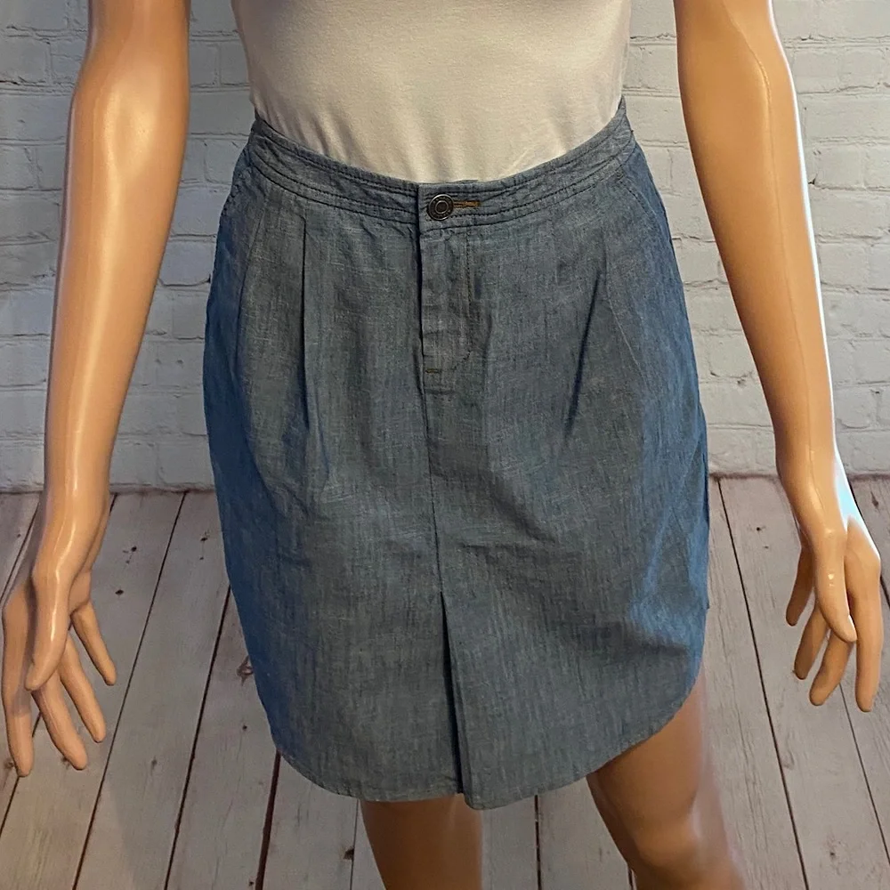 Banana Republic cute blue denim skirt size 0 petite
